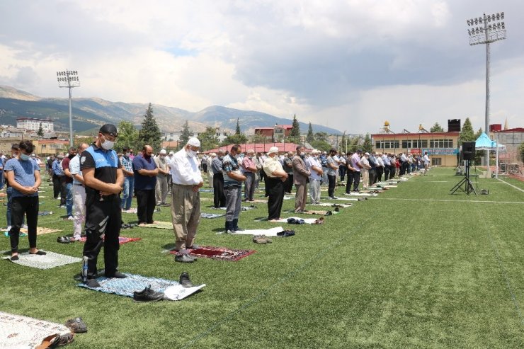 Futbol sahasında cuma namazı