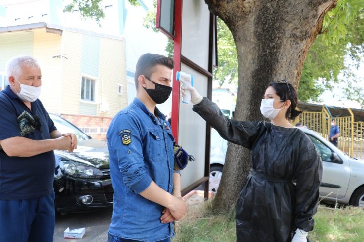 Futbol sahasında cuma namazı