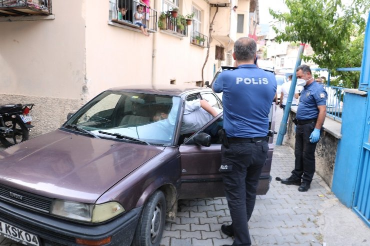 Kovalamacada otomobilin çarptığı esnaf ile merdivenden düşen polis yaralandı