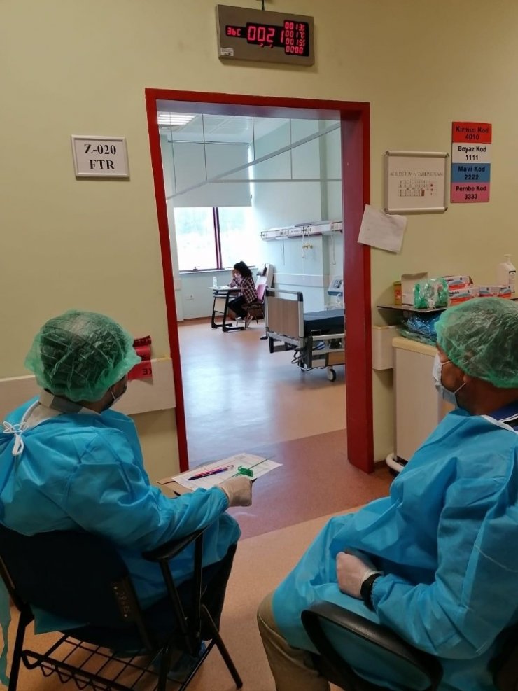 Korona virüs tedavisi gören öğrenci sınava hastanede girdi