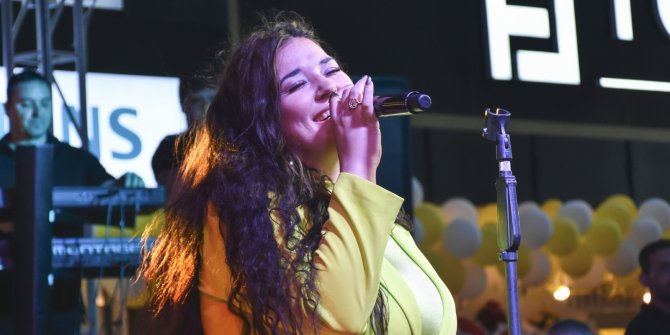 acilista-unlu-sarkici-tugce-kandemir-muhtesem-bir-konserle-kahramanmaraslilari-costurdu.jpeg