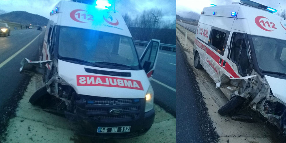 ambulansa-carpan-traktor-ikiye-bolundu!1.jpg