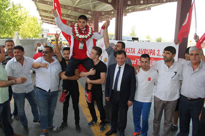 avrupa-ucuncusu-tayyar-yuvaya-dondu1.jpg avrupa-ucuncusu-tayyar-yuvaya-dondu1.jpg