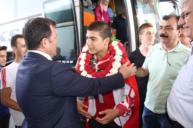 avrupa-ucuncusu-tayyar-yuvaya-dondu2.jpg avrupa-ucuncusu-tayyar-yuvaya-dondu2.jpg