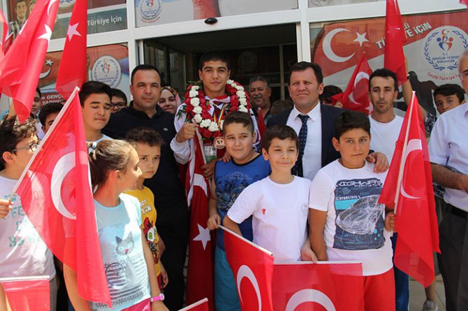 avrupa-ucuncusu-tayyar-yuvaya-dondu3.jpg avrupa-ucuncusu-tayyar-yuvaya-dondu3.jpg