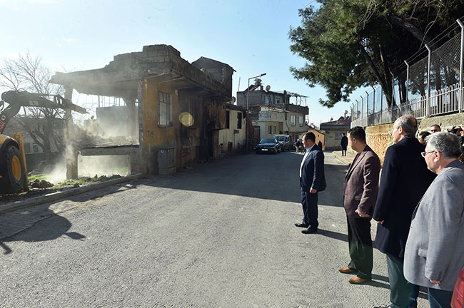 bakan-soylu-talimat-verdi,-metruk-binalar-yikildi.jpg
