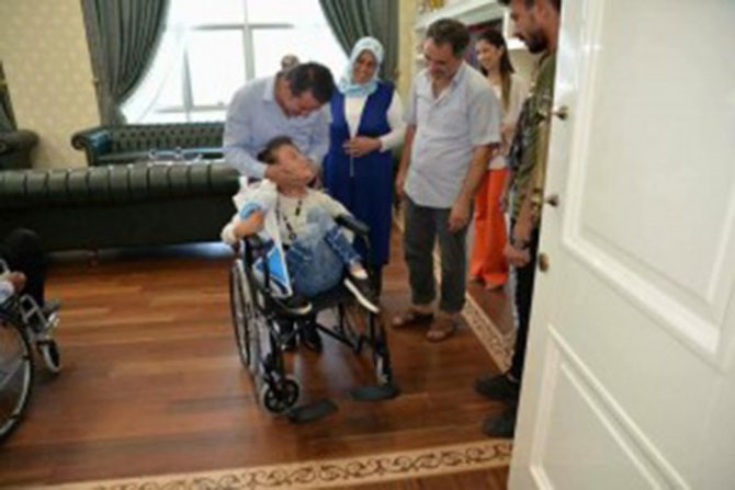 baskan-okumus’dan-engelli-vatandaslara-tekerlekli-sandalye1.jpg