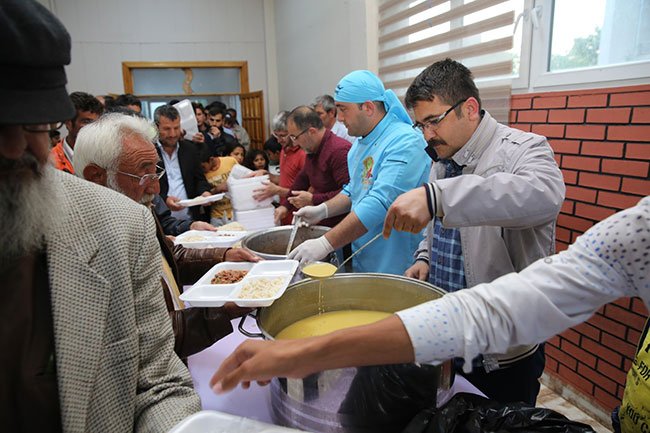 belediyenin-gonul-sofrasi-ilk-misafirlerini-agirladi3.jpg