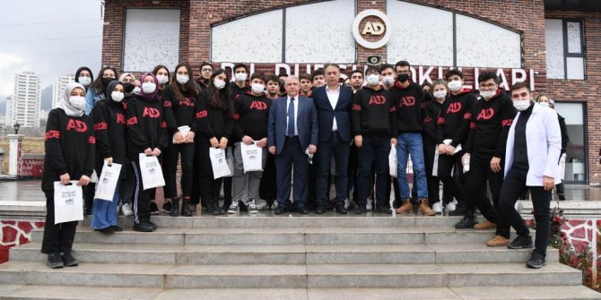 bugun-de-suha-erler-anadolu-lisesi-ve-ozel-adil-dursun-fen-lisesi-ogrencileriyle-bir-araya-gelen-baskan-mahcicek-expo-2023-tanitiminin-yani-sira-kendi-hayatindan-da-kesitler-anlatti-expo-2023-sinevizyon-go.jpeg