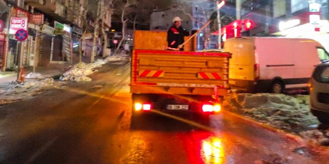 buyuksehir-belediyesi-kar-yagisi-sonrasi-olusabilecek-don-ve-buzlanmayi-engellemek-icin-tuzlama-calismalarini-surduruyor-ayrica-sehir-genelinde-muhtelif-yerlerde-biriken-kar-yiginlari-da-ekipler-tarafindan.jpeg