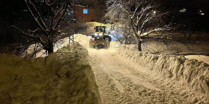 caglayancerit-belediyesi-karla-mucadelede-sahadan-hic-ayrilmiyor.jpg
