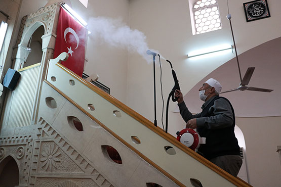 camiileri-imamlar-dezenfekte-ediyor1.jpg