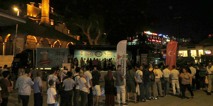 dondurma-tiri-istanbul-uskudar-meydaninda1.jpg
