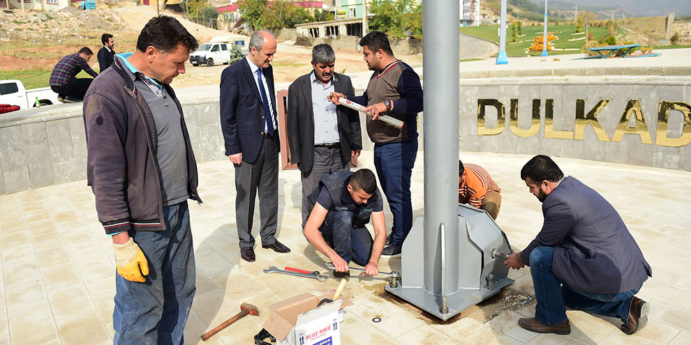 dulkadiroglu’ndan-15-temmuz-anit-parkina-devasa-bayrak1.jpg
