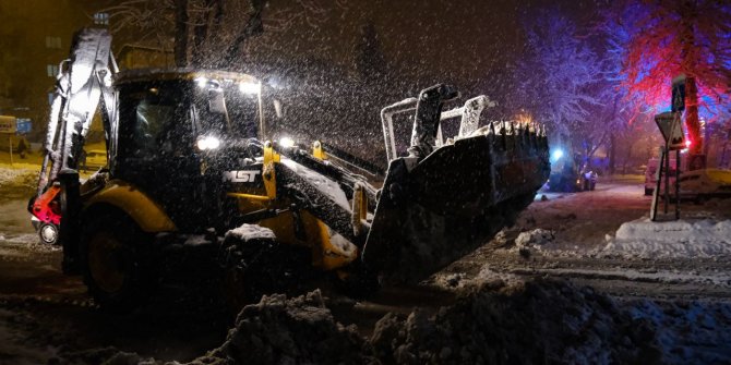dulkadiroglu-belediyesi-fen-isleri-mudurlugu-ekipleri-etkisini-artiran-kar-yagisi-sonrasinda-basladigi-karla-mucadele-calismalarini-gece-boyunca-surdurdu.jpg
