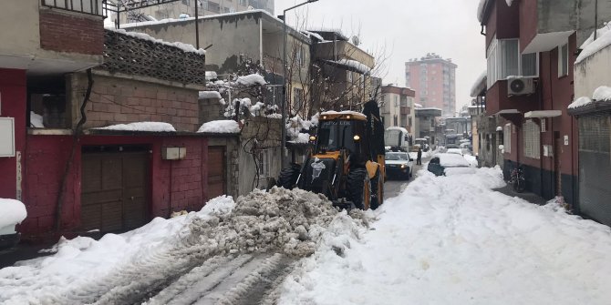 dulkadiroglu-belediyesi-karla-mucadele-ekipleri-ilce-sokaklarinda-kaldirim-ve-yollarda-kar-temizligi-calismalarini-surduruyor.jpeg
