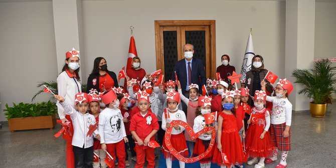 dulkadiroglu-kamu-kulliyesi-icerisinde-bulunan-anaokulu-ve-kres-ogrencileri-29-ekim-cumhuriyet-bayrami-dolayisiyla-kamu-kulliyesi-icerisinde-bir-dizi-etkinlik-yapti.jpg