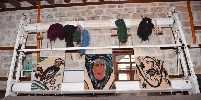 dulkadiroglu-konaginda-acilan-hali-dokuma-kursunda-kursiyerler-antik-germanicia-taban-mozaiklerinden-motifler-olusturarak-hali-ve-kilimlere-isledi.jpg