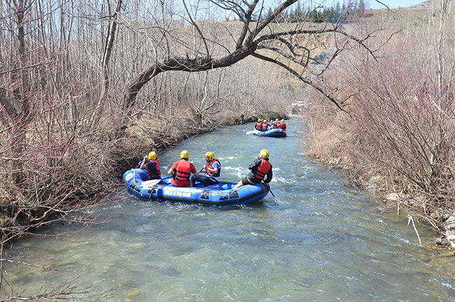 ekinozu-ilcesinden-dogan-nergele-cayi’nda-ilk-kez-rafting-sporu-yapildi-1.jpg