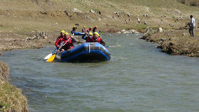 ekinozu-ilcesinden-dogan-nergele-cayi’nda-ilk-kez-rafting-sporu-yapildi.jpg