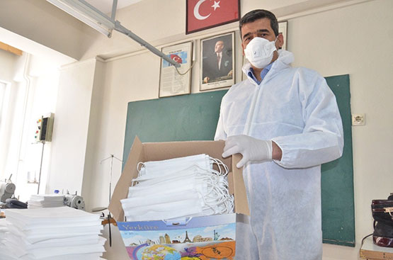 elbistan’da-usta-ogreticilerle-ogretmenler-18-bin-maske-uretti1.jpg