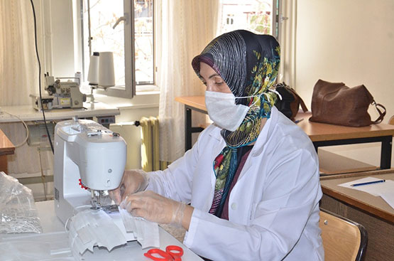 elbistan’da-usta-ogreticilerle-ogretmenler-18-bin-maske-uretti3.jpg