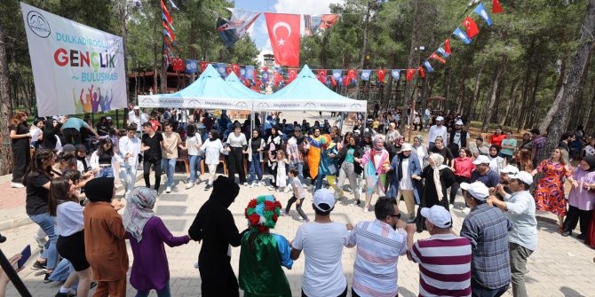 genclerle-bir-araya-gelen-baskan-okay-genclerin-ilgisinden-memnun-olduklarini-dile-getirerek-adeta-genclik-festivali-havasinda-gecen-bu-guzel-bulusma-genclerimizin-coskusuyla-ayri-bir-guzel-hale-geldi-dedi.jpeg