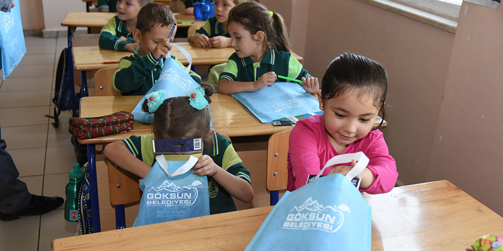 goksun-belediyesi’nin-kirtasiye-yardimi-devam-ediyor1.jpg