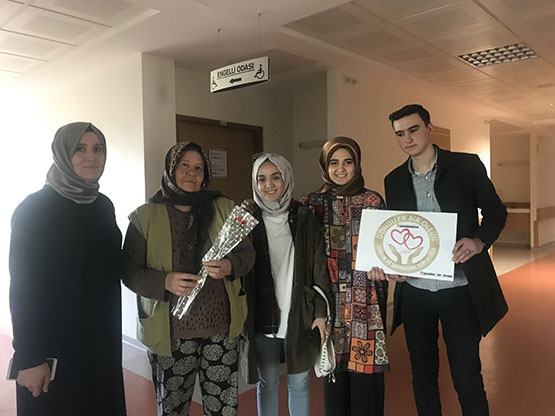 gonulluler-hastalari-ziyaret-ederek-moral-verdiler1.jpg