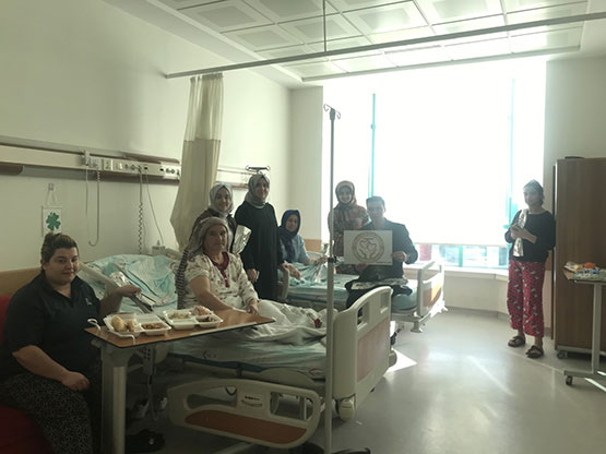 gonulluler-hastalari-ziyaret-ederek-moral-verdiler2.jpg