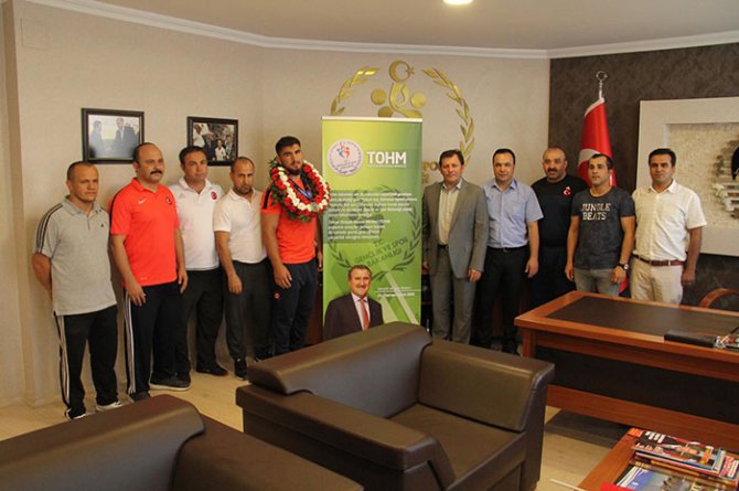 gureste-dunya-3.--feyzullah-akturk’e-gorkemli-karsilama1.jpg gureste-dunya-3.--feyzullah-akturk’e-gorkemli-karsilama1.jpg