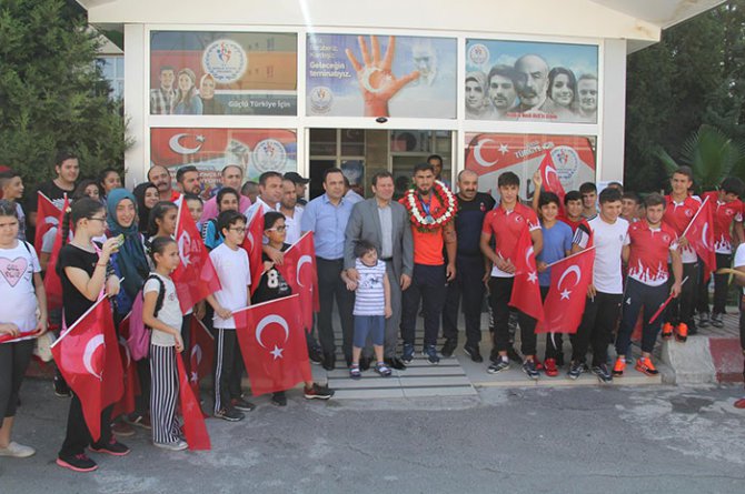 gureste-dunya-3.--feyzullah-akturk’e-gorkemli-karsilama2.jpg gureste-dunya-3.--feyzullah-akturk’e-gorkemli-karsilama2.jpg