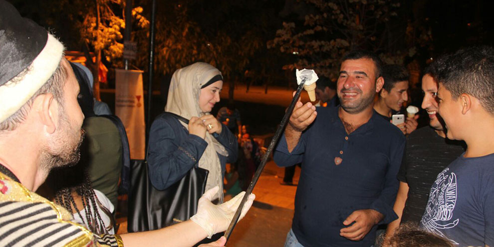 hatayli’larin-maras-dondurmasi-sevinci2.jpg