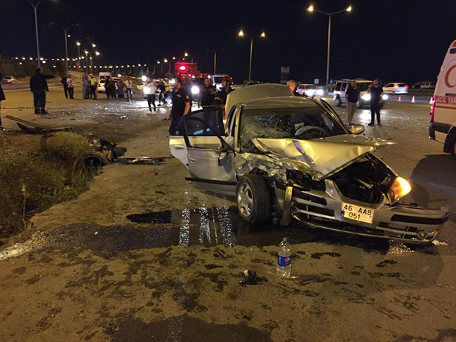 iki-otomobil-kafa-kafaya-carpisti-7-kisi-yaralandi2.jpg