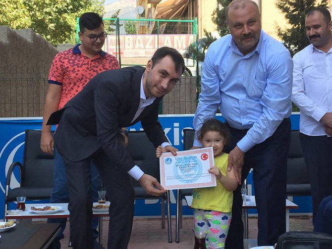 il-ocak-baskani-huseyin-kayis-turk-balalarina-sertifikalarini-takdim-etti.jpg