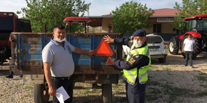 jandarma-trafik-traktor-suruculerini-bilgilendirdi.jpg