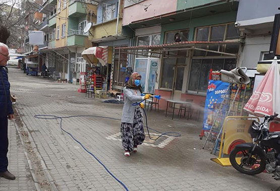 kadin-muhtar-mahallesini-kendisi-dezenfekte-ediyor1.jpg