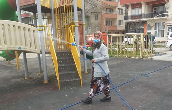 kadin-muhtar-mahallesini-kendisi-dezenfekte-ediyor2.jpg