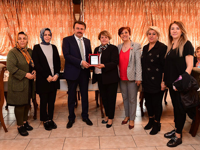 kadinlardan-baskan-erkoc’a-tesekkur-plaketi3.jpg