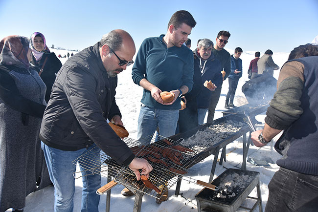 kafkas-genclik-ve-kar-festivali-renkli-goruntulere-sahne-oldu.jpg