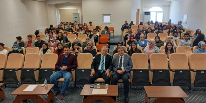 kahramanmaras-sutcu-imam-universitesi-ksu-pazarcik-meslek-yuksekokulu-cagri-merkezi-hizmetleri-bolumu-ogrencilerine-acil-cagriyi-anlatan-112-acil-cagri-merkezi-muduru-akin-ozan-cagri-merkezleri-ile-acil-c.jpeg
