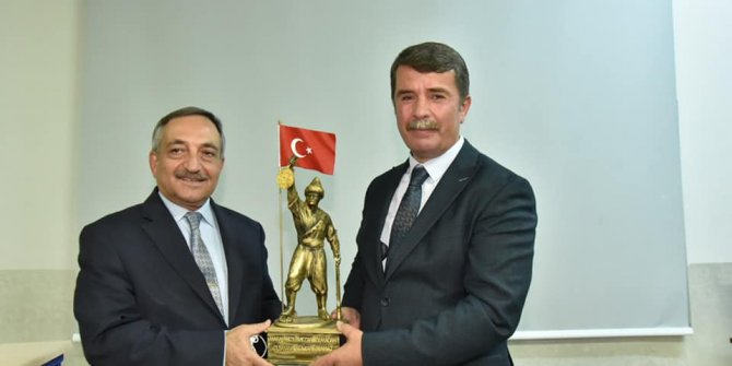 kahramanmaras-tarih-kultur-ve-turizm-platformunun-organize-ettigi-ksu-rektor-yardimcisi-prof-dr-kadir-saltali-turkoglu-ilce-milli-egitim-muduru-adem-aydogan-ve-60-sivil-toplum-kurulusunun-katildigi-toplantida.jpg