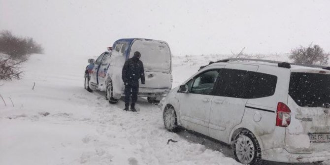 kahramanmarasin-afsin-ilcesinde-yogun-kar-yagisi-ve-tipi-nedeniyle-araclariyla-mahsur-kalan-5-kisi-jandarma-ekiplerince-kurtarildi.jpg
