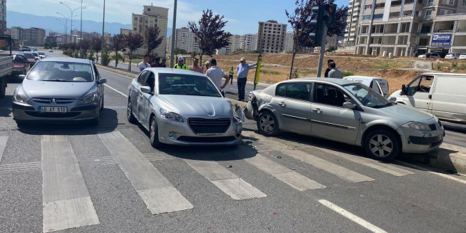 kahramanmarasta-kirmizi-isikta-bekleyen-otomobillere-arkadan-carpan-surucu-2-kisinin-yaralanmasina-neden-oldu.jpeg