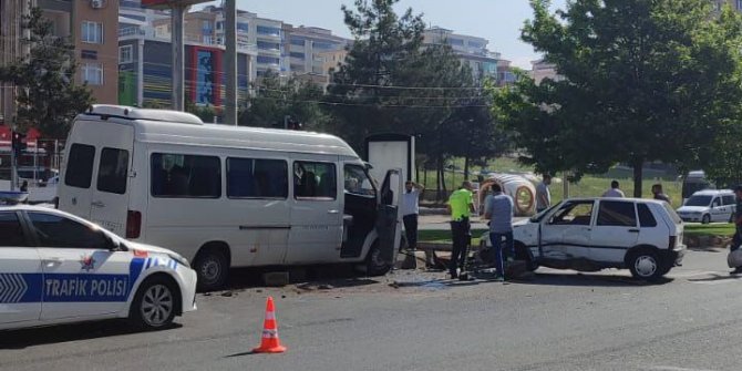 kahramanmarasta-minibus-ile-otomobil-carpisti-1i-bebek-3-yarali.jpeg