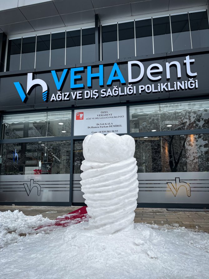 kahramanmarasta-ozel-bir-agiz-ve-dis-sagligi-poliklinigi-dis-saglinin-onemine-dikkat-cekmek-icin-kardan-implant-yapti.jpg