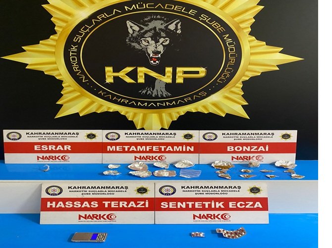 kahramanmarasta-polis-ekiplerince-uyusturucu-kuryelerine-ve-saticilarina-yonelik-duzenlenen-operasyonlarda-sucustu-yakalanan-17-kisi-tutuklandi-001.jpg