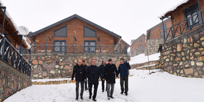 kar-yagisiyla-beyaza-burunen-yedikuyular-kayak-merkezini-ziyaret-eden-buyuksehir-belediye-baskani-hayrettin-gungor-tesisimize-mevsimin-ilk-kari-dustu-burasi-bolgenin-en-ulasilabilir-kayak-merkezi.jpeg