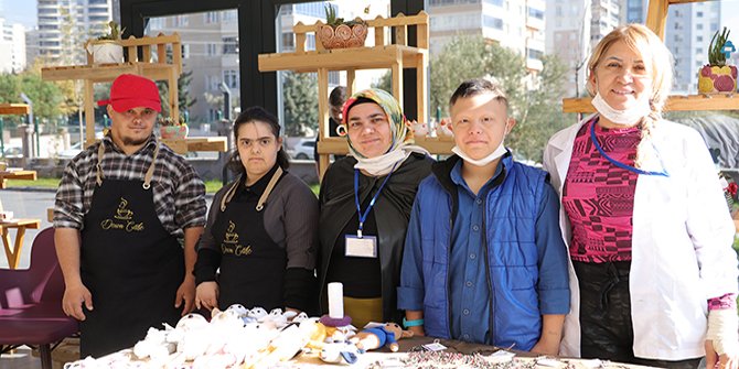 kipas-holding-insan-kaynaklari-kurumsal-iletisim-ekibi-kahramanmarasta-down-sendromlu-cocuklarin-calisip-uretim-yapmasi-ve-toplumsal-hayata-katilmalari-icin-actigi-hamidiye-bekir-topcuoglu-ozel-egitim-ve-reha.jpg