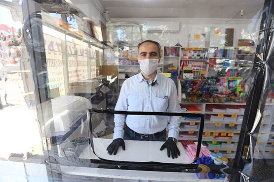korona-viruse-karsi-dukkânina-ozel-steril-musteri-bolmesi-yapti2.jpg